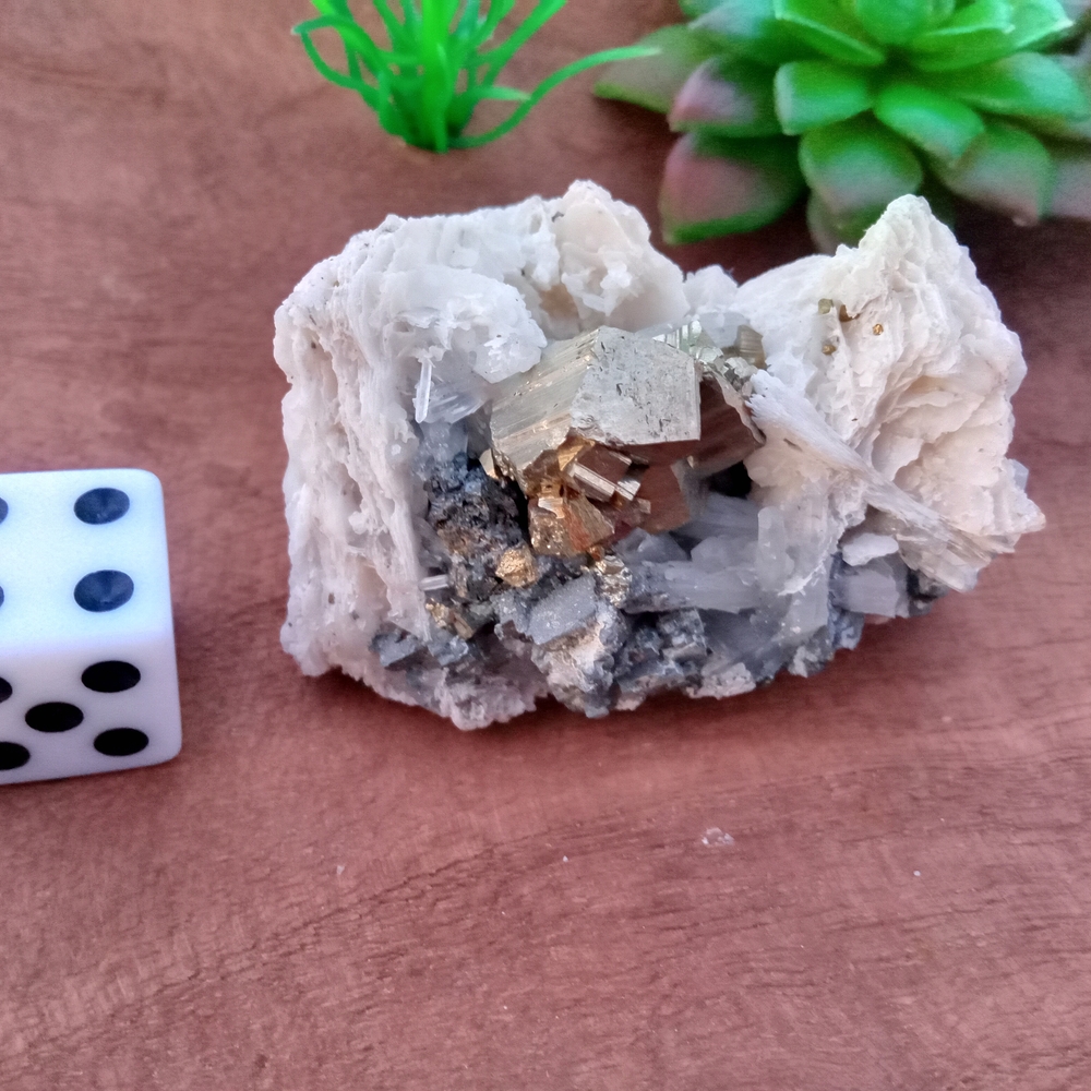 Elegant White and Silver Decorative Stone - Picture 4 of 14